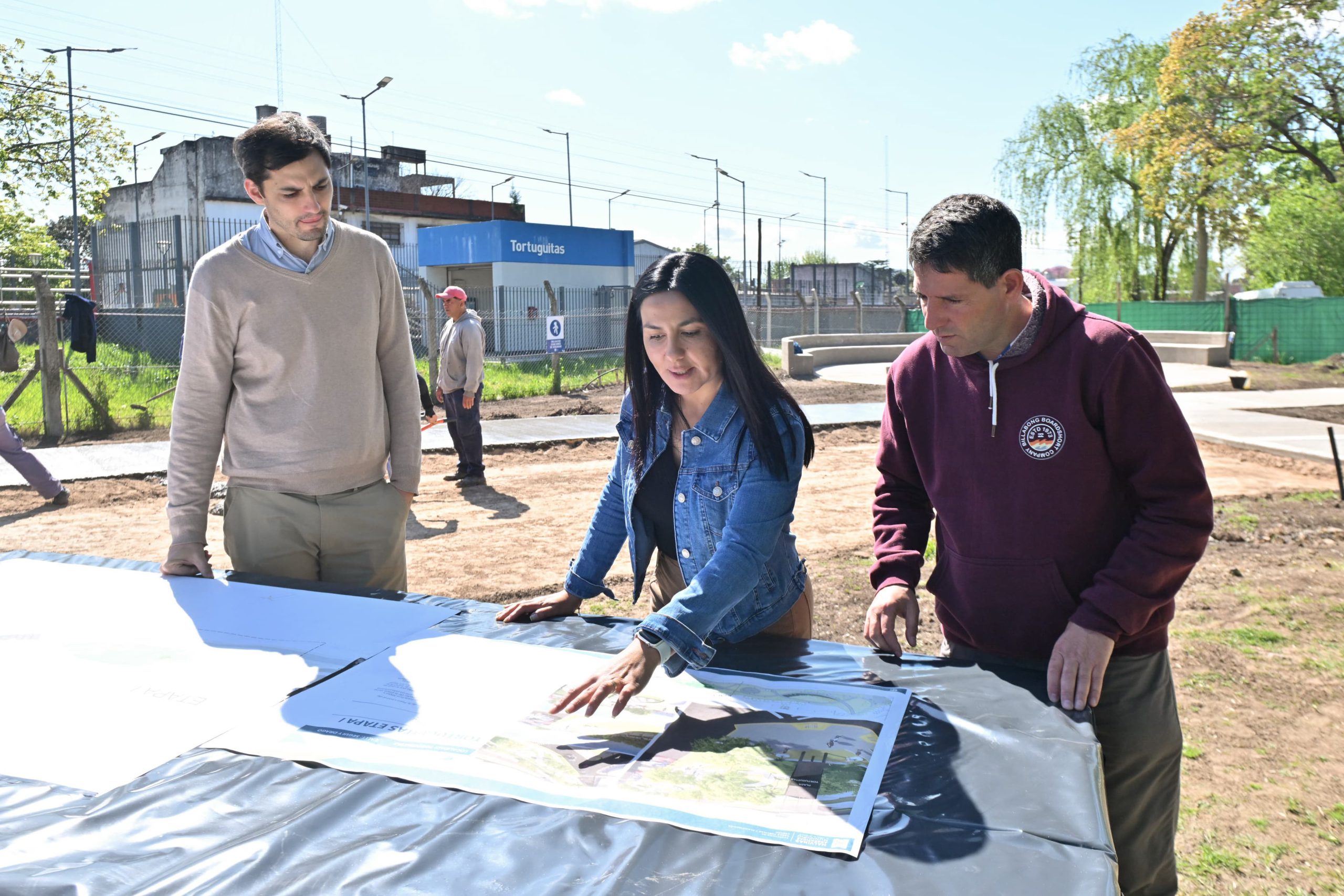 Noe Correa visitó la obra de la plaza de la estación de Tortuguitas