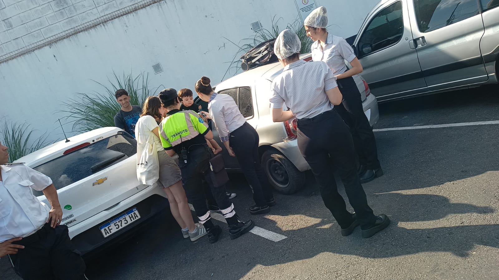 Inspectora de tránsito rescató de un auto a bebé encerrado en playa del McDonald´s